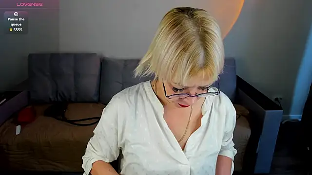Snapshot of Ann_Annise chatting on May 13, 2026, 8:54 am Ann Annise online show from May 13, 2026, 8:54 am