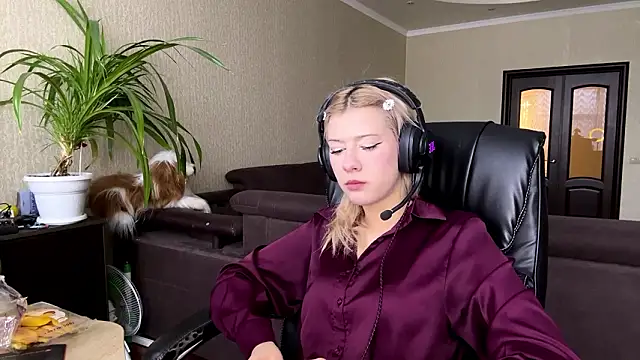 Snapshot of LadyFoxLove chatting on February 4, 2026, 10:21 am LadyFoxLove online show from February 4, 2026, 10:21 am