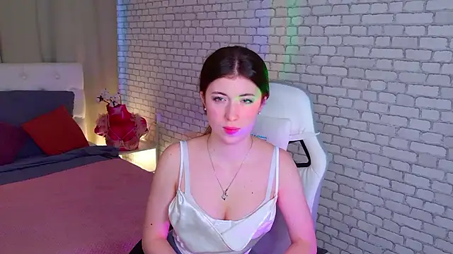 LunarDreamm online show from February 3, 2026, 12:43 pm