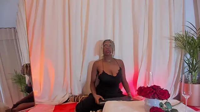 Snapshot of EvelynDivine chatting on February 9, 2026, 7:45 pm EvelynDivine online show from February 9, 2026, 7:45 pm