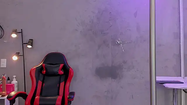 naomi  blair online show from April 9, 2026, 3:41 am