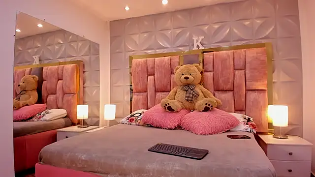 Paris Velvet online show from February 7, 2026, 10:07 pm