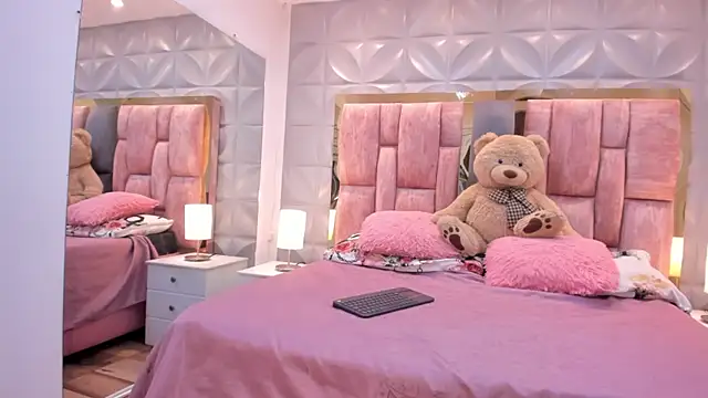 Paris Velvet online show from April 6, 2026, 11:39 pm