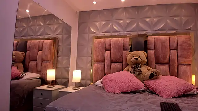 Paris Velvet online show from April 14, 2026, 11:10 pm