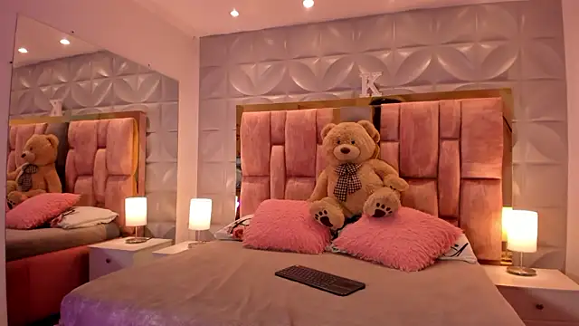 Paris Velvet online show from February 4, 2026, 10:16 pm