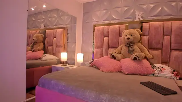 Paris Velvet online show from February 11, 2026, 9:58 pm