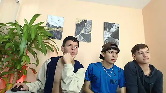 Snapshot of DesiresOfOlympus_ chatting on February 25, 2026, 9:14 pm DesiresOfOlympus online show from February 25, 2026, 9:14 pm