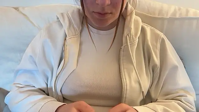 Lucyschickt online show from March 26, 2026, 5:28 am