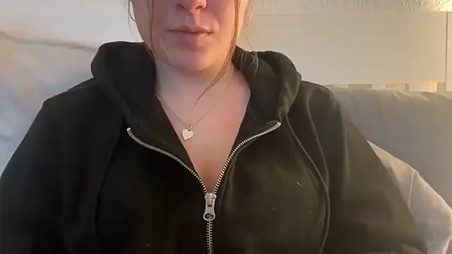 Snapshot of Lucyschickt chatting on February 16, 2026, 3:54 pm Lucyschickt online show from February 16, 2026, 3:54 pm