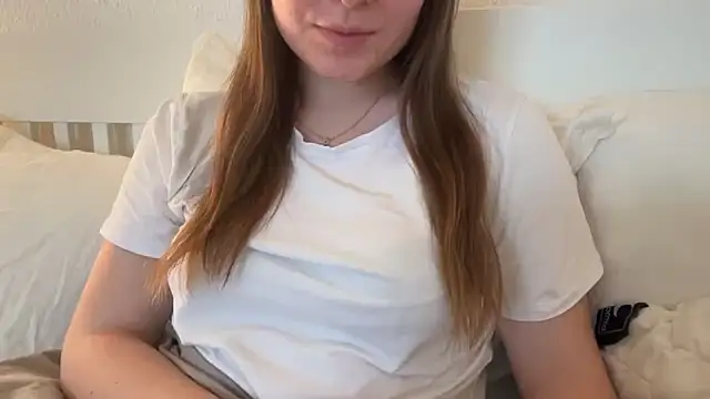 Lucyschickt online show from April 13, 2026, 5:50 pm