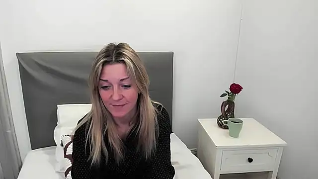 Snapshot of MileyXStar chatting on February 4, 2026, 9:10 pm MileyXStar online show from February 4, 2026, 9:10 pm