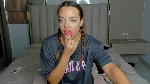 Snapshot of stellaa_quenn chatting on May 5, 2026, 12:13 am stellaa quenn online show from May 5, 2026, 12:13 am