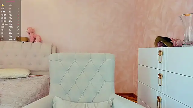 TarynPalek online show from March 11, 2026, 7:46 am