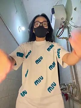 Leeeiuu online show from February 10, 2026, 5:12 pm