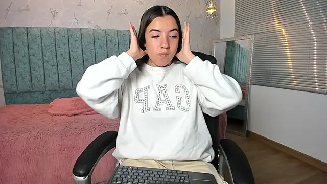 Snapshot of Tara_Parker chatting on February 13, 2026, 1:11 pm Tara Parker online show from February 13, 2026, 1:11 pm