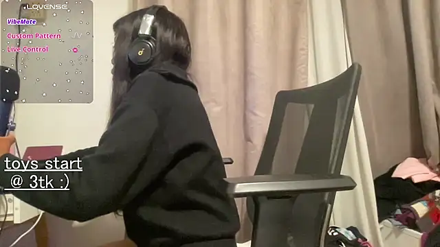 bloggirllaurel online show from April 5, 2026, 2:40 am