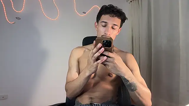 Snapshot of rafael_stone11 chatting on February 24, 2026, 12:00 am rafael stone11 online show from February 24, 2026, 12:00 am