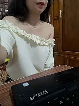 Snapshot of NinaKey chatting on May 1, 2026, 3:17 pm NinaKey online show from May 1, 2026, 3:17 pm