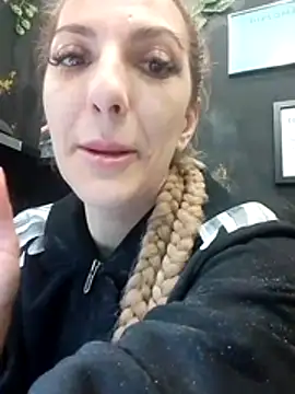 Snapshot of LannaQuinn chatting on February 5, 2026, 3:52 pm LannaQuinn online show from February 5, 2026, 3:52 pm