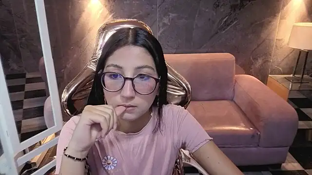 Snapshot of Sophie_jones_b chatting on February 13, 2026, 12:38 pm Sophie jones b online show from February 13, 2026, 12:38 pm