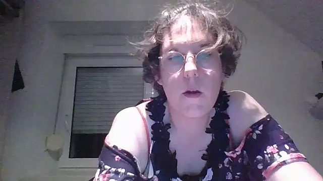 OIseauNoir88 online show from April 9, 2026, 7:09 pm