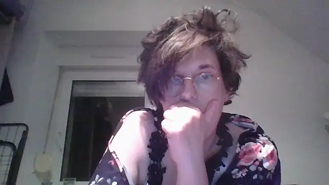 OIseauNoir88 online show from April 12, 2026, 7:17 pm