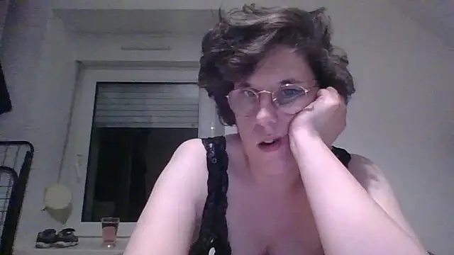 OIseauNoir88 online show from April 15, 2026, 7:40 pm