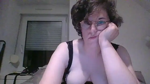 OIseauNoir88 online show from April 18, 2026, 8:09 pm