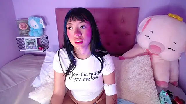 LiaLovet online show from April 11, 2026, 5:05 pm