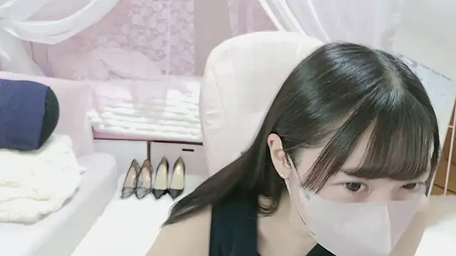 Snapshot of MOE_o0 chatting on May 1, 2026, 9:14 am MOE o0 online show from May 1, 2026, 9:14 am