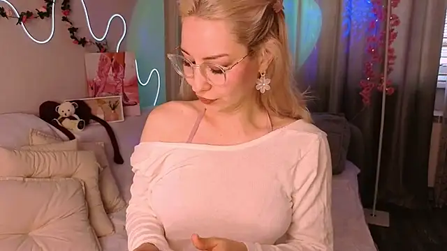 Snapshot of lusciousslily chatting on July 3, 2026, 3:13 am lusciousslily online show from July 3, 2026, 3:13 am