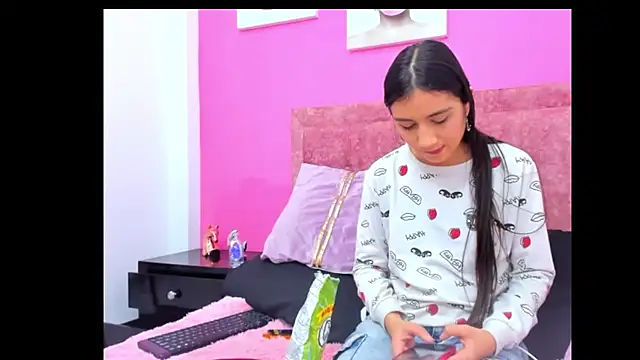 Vaiolletcooper online show from March 13, 2026, 2:44 pm