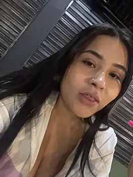 LunnaMoretti online show from April 17, 2026, 4:37 am