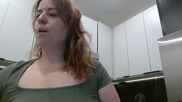 Snapshot of HazelSkyesChat chatting on May 3, 2026, 6:33 pm HazelSkyesChat online show from May 3, 2026, 6:33 pm