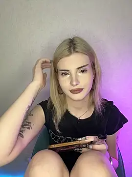 ScarletBlackwood online show from April 14, 2026, 5:18 pm