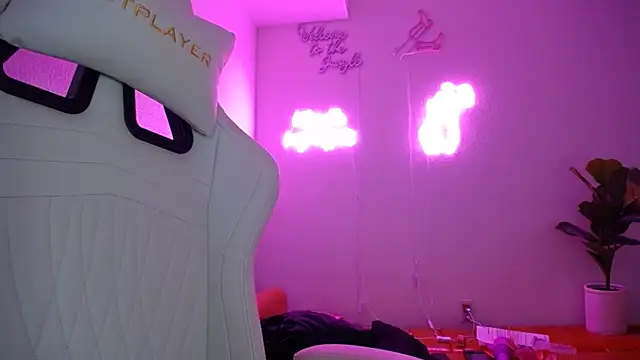 Snapshot of groovynights chatting on March 8, 2025, 10:11 am groovynights online show from March 8, 2025, 10:11 am