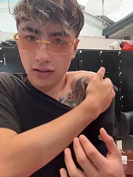 AlexanderCollman2 online show from April 3, 2026, 9:43 pm