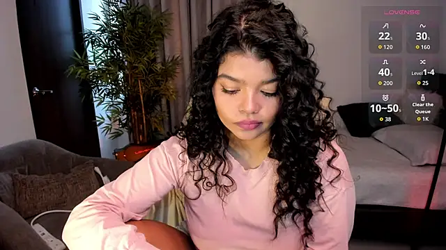 Snapshot of moonhelen chatting on June 7, 2026, 9:42 pm moonhelen online show from June 7, 2026, 9:42 pm