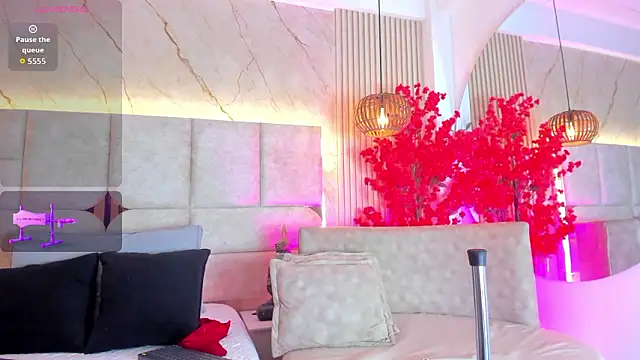 Snapshot of EmmaLovve chatting on February 26, 2026, 2:33 am EmmaLovve online show from February 26, 2026, 2:33 am