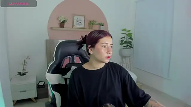 charlottee27  online show from February 27, 2026, 7:24 pm