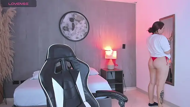 charlottee27  online show from February 15, 2026, 2:01 am