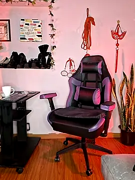 kenia thompsom01 online show from April 4, 2026, 9:27 am