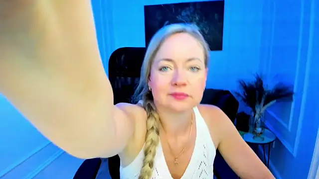 Snapshot of CharlotteKerti chatting on July 10, 2026, 11:43 am CharlotteKerti online show from July 10, 2026, 11:43 am