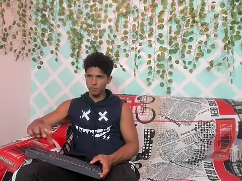 Yoel hot2004 online show from April 18, 2026, 7:58 pm