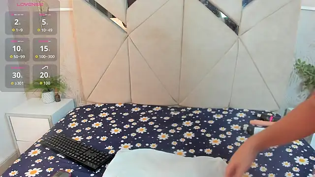 Leah-Moon online show from March 19, 2026, 6:13 am