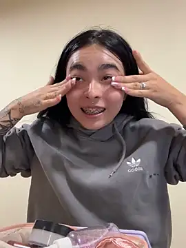 Sara Fernandez  online show from March 25, 2026, 2:16 pm