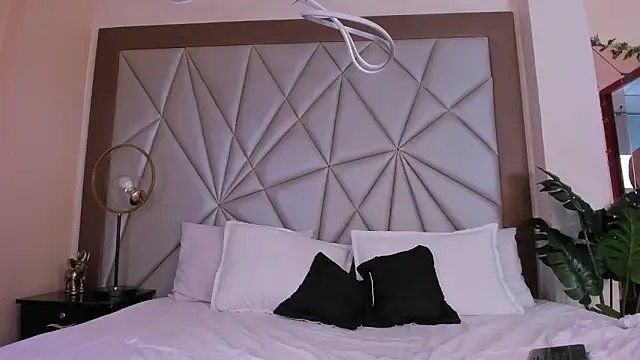 valenssio moretti online show from March 4, 2026, 8:05 pm