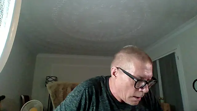 Snapshot of melvinsnow chatting on May 17, 2026, 10:37 am melvinsnow online show from May 17, 2026, 10:37 am