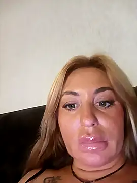 MiaMooly online show from October 13, 2025, 4:08 pm