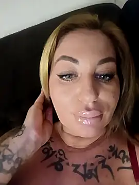 Snapshot of MiaMooly chatting on February 6, 2026, 6:04 pm MiaMooly online show from February 6, 2026, 6:04 pm